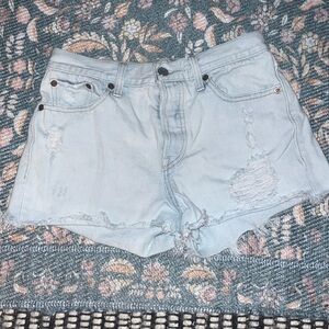 Womens, light wash, Levi’s shorts, size- 26
